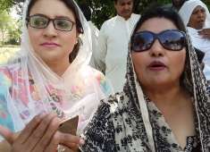 PMLn Female Workers Reached outside Superime Court